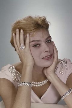 Melina Mercouri interpreta Elizabeth Lipp