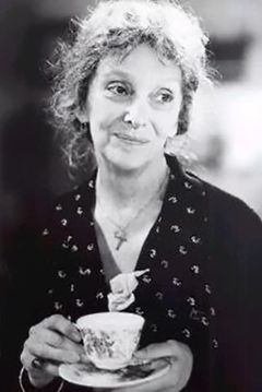 Erica Yohn interpreta Grandma Eva