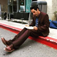 Kevin Pinassi interpreta Building Maintenance Guy (uncredited)