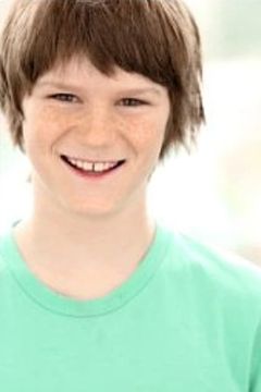 Quinn Dubois interpreta Mike