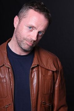 Ashley O'Connell interpreta Foreign Newcaster