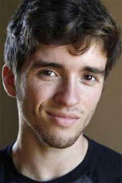 Samuel Pettit interpreta Luke