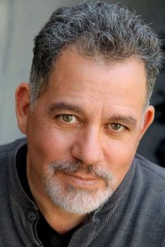 Stephen Apostolina interpreta Additional Voices (voice)
