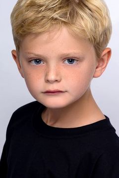 Toby Larsen interpreta Luke