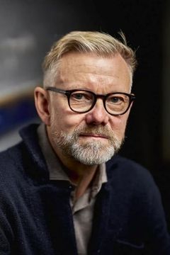 Casper Christensen interpreta Mathias