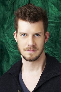 Eric Mabius interpreta Liam Clark