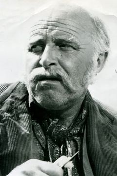 Laurence Naismith interpreta Judge Fulton