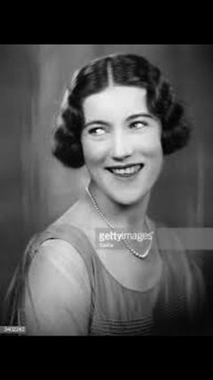 Joan Henley interpreta Miss Teresa Alan