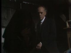 Philip Locke interpreta Vargas