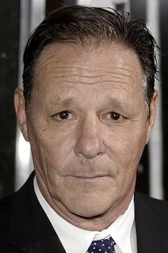 Chris Mulkey interpreta Hank Jennings