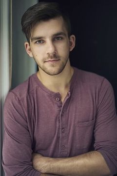 Keiran Bohay interpreta Dancer and Chorus Performer