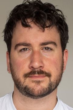 Sam Roulston interpreta Ehren