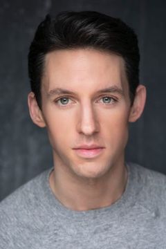 Chase Mullins interpreta Mark