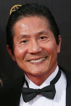 Philip Tan interpreta Kang
