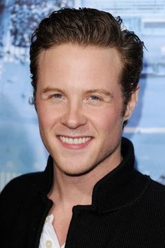 Ashton Holmes interpreta Roman