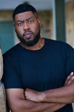 Antonio St. James interpreta Security Guard