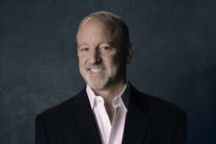 Michael J. Rothstein interpreta Board Member