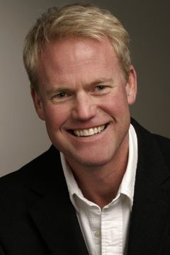 Kirk Baily interpreta 411 Male Operator (voice)