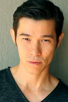 Jason Tobin interpreta Debt Collector