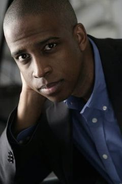 Keith Powell interpreta James