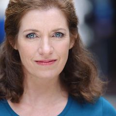 Kathryn Shasha interpreta Airline Passenger (uncredited)
