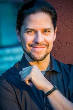 Brian J. Cano interpreta Basketball Player (uncredited)