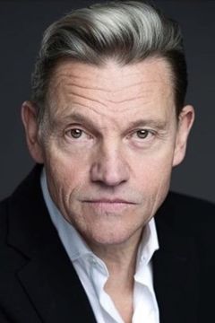 Michael McKell interpreta German Officer Anfe Cafe