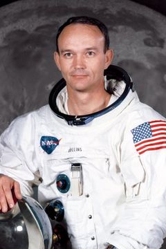 Michael Collins interpreta CIA Analyst