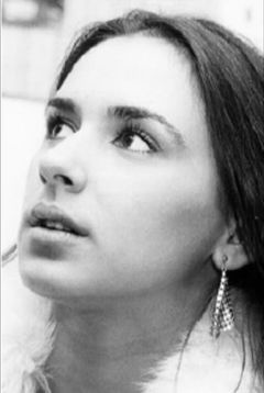 Isabelle Mantero interpreta Policewoman