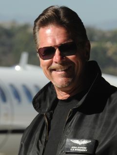 Steve Stafford interpreta Helicopter Pilot (uncredited)