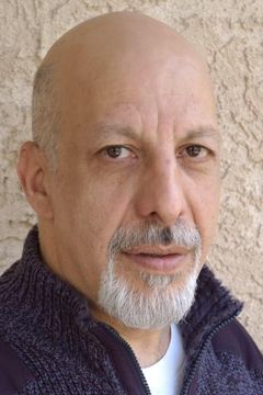 Erick Avari interpreta Benny the Jewler