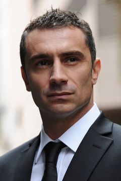 Sebastien Stella interpreta Circus Performer