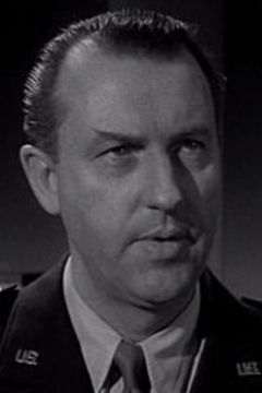Lionel Murton interpreta Third Army chaplain