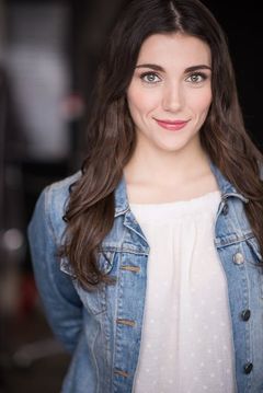 Anna Louise Sargeant interpreta Female Grad