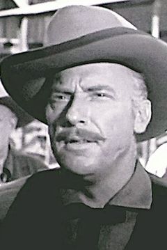 Howard Petrie interpreta Pete Perkins