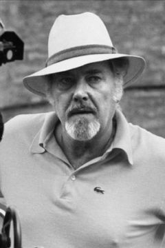 Robert Altman interpreta Ambulance Driver (uncredited)