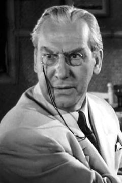 Emmett Vogan interpreta Doctor (uncredited)
