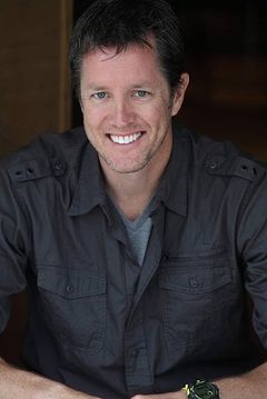 Tommy Kane interpreta Mark Mellon