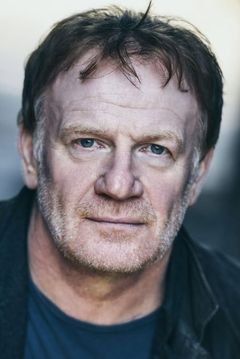 Mark Lewis Jones interpreta Thomas'Tom' Christie