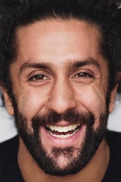 Dominic Garfield interpreta Ashur Al-Masry