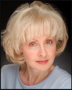 Barbara Durkin interpreta Cafe Waitress