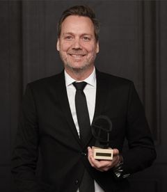 Tormod Ringnes interpreta Norwegian Cruise Captain (voice)