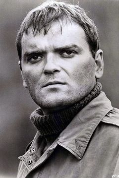 Angus MacInnes interpreta Judge