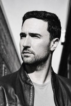 Josh Marks interpreta Ray