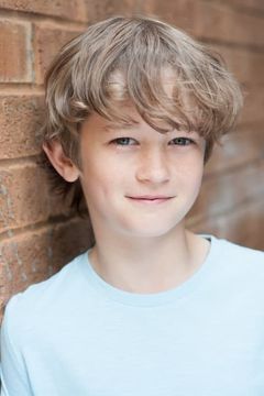 Alfie Tempest interpreta Young Lucius