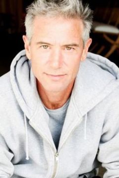 Ben Marley interpreta Roger Chaffee