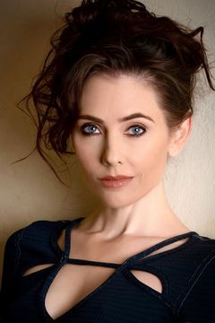 Adrienne Wilkinson interpreta Livia / Eve