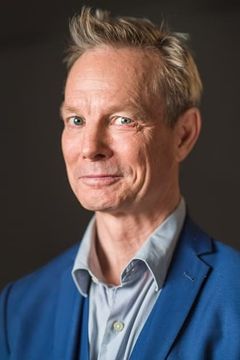Bill Irwin interpreta Senator Jack Danforth