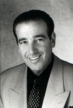 Lawrence Sacco interpreta New Jersey Policeman