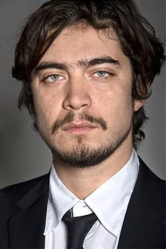 Riccardo Scamarcio interpreta Adriano Doria